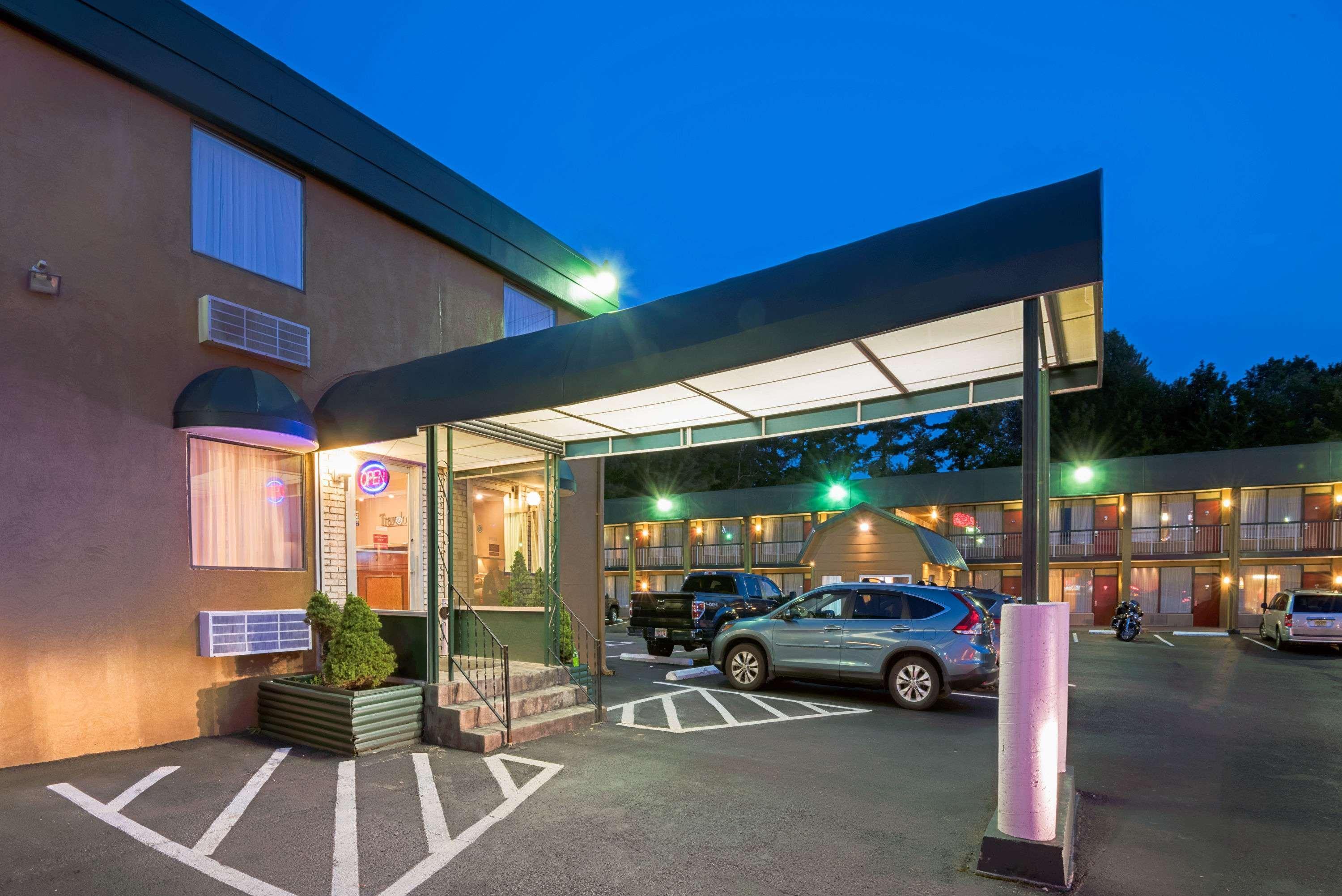 Travelodge By Wyndham Beckley Exterior photo